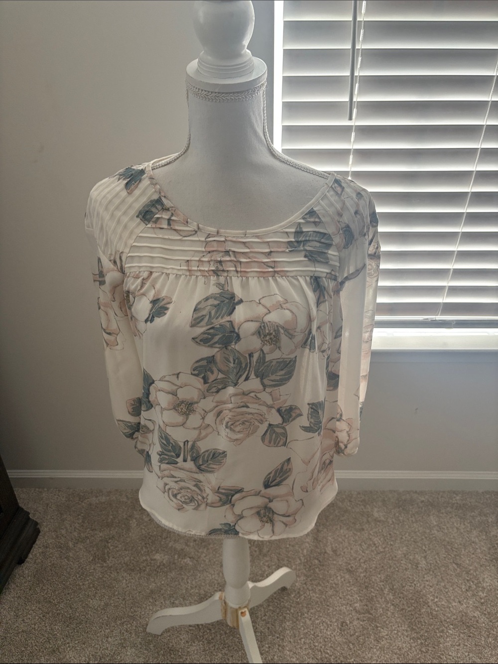 Lauren Conrad Light Floral Pintuck Women’s Blouse - Cream with Blue & Tan flower